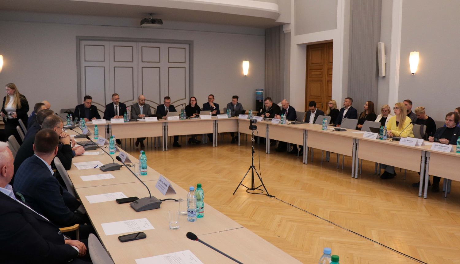 Ceļu satiksmes drošības padomes sēde notiek Satiksmes ministrijas Lielajā zēlē un attļeā ir kopskats ar visiem dalībniekiem,kas sēž šajā zālē