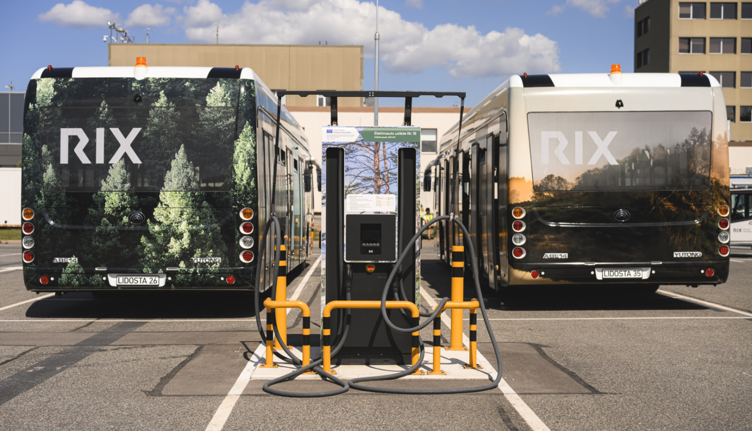 RIX Rīgas lidosta, kurā stāv divi pasažieru autobusi ar RIX zīmola apdruku