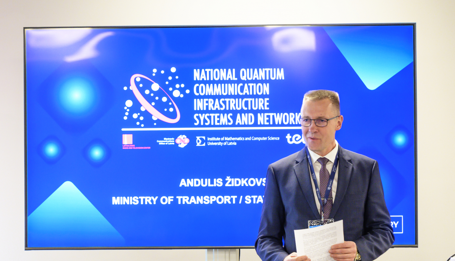 Satiksmes ministrijas pārstāvis veic uzrunu projekta pasākumā