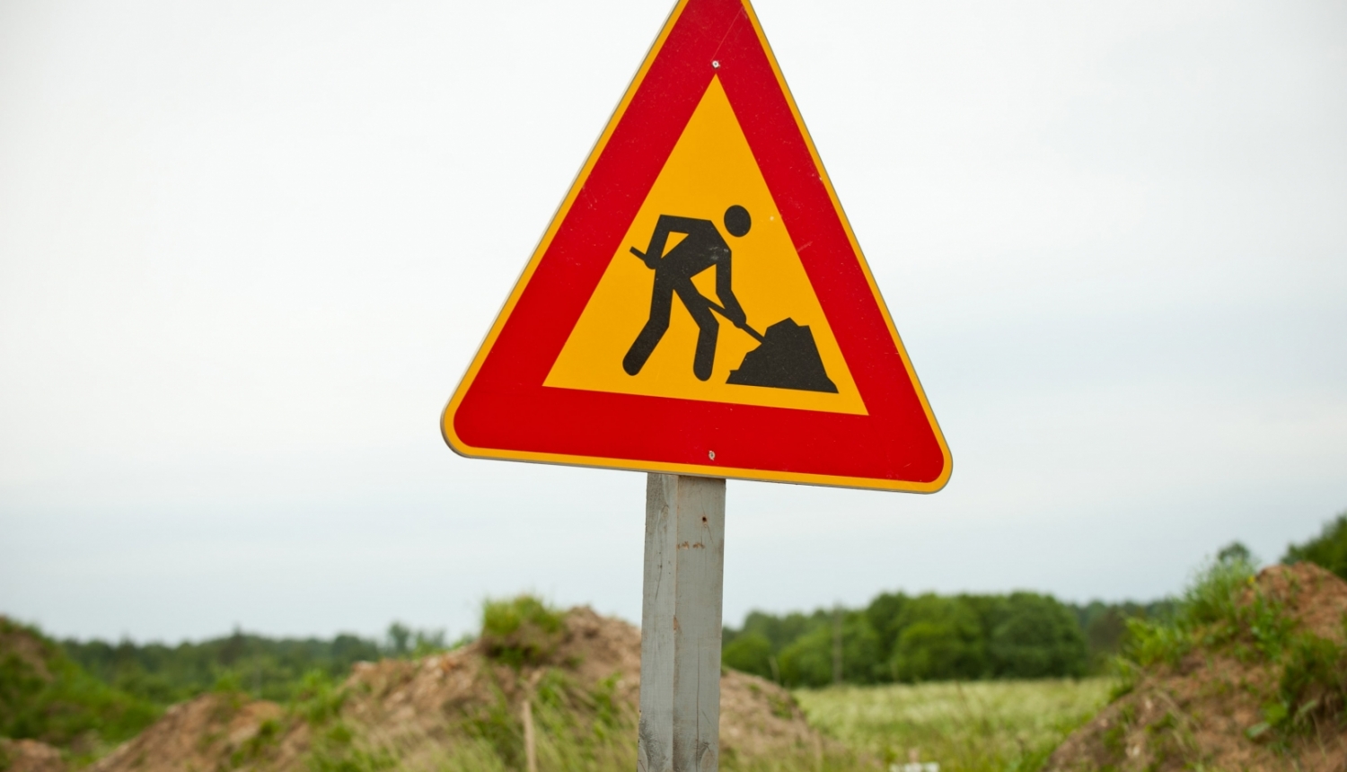 ceļa zīme, kas apzīmē remontdarbu norisi uz ceļa