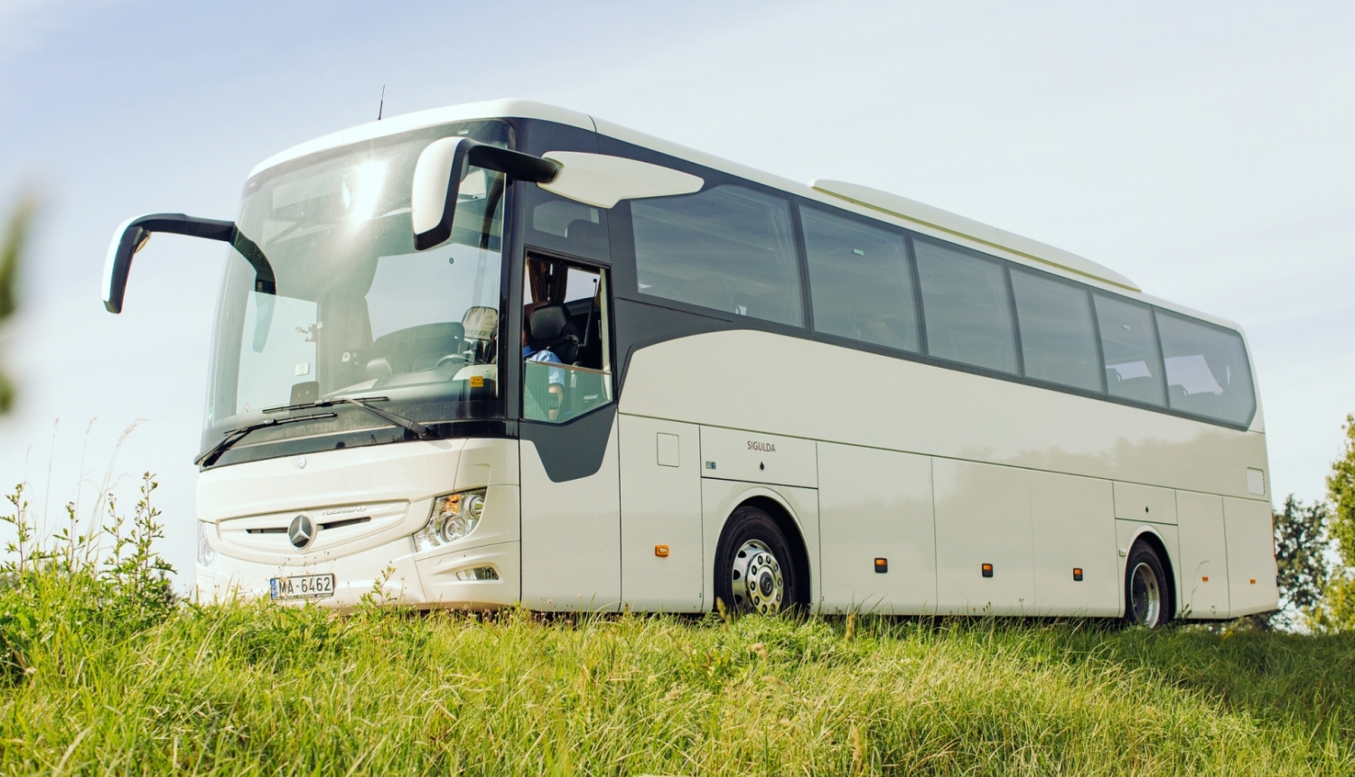 autobuss uz autoceļa saulainā vasaras dienā