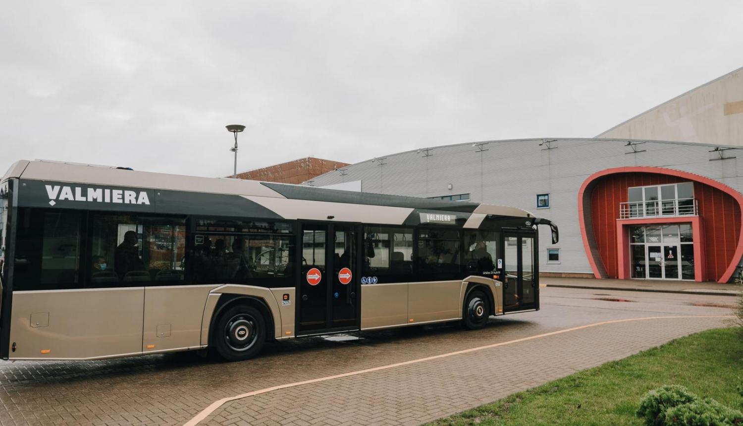 Valmieras autobuss pie Valmieras Olimpiskā sporta centra