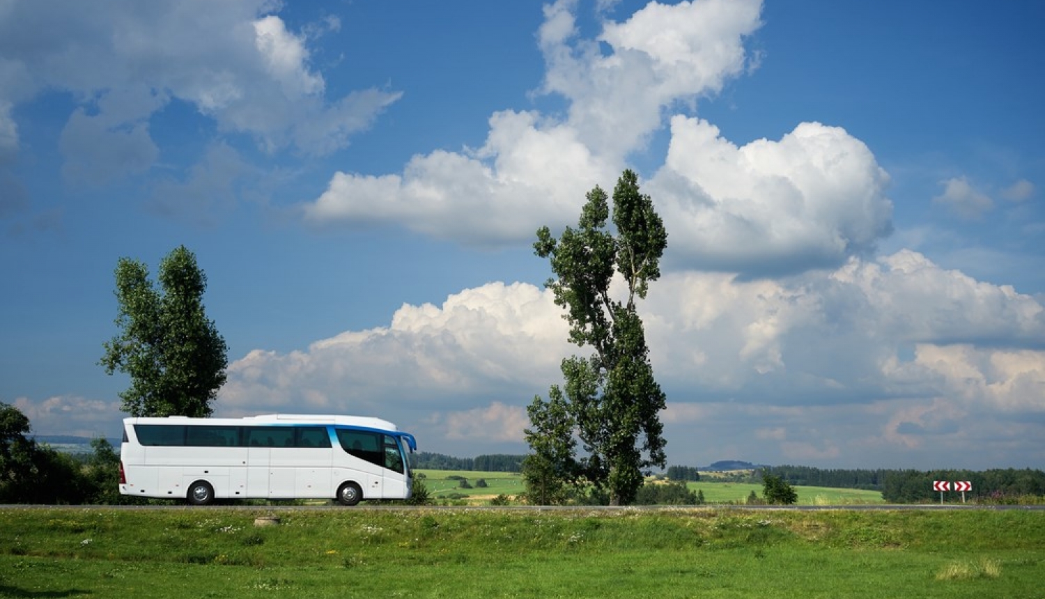 autobuss lauku ainavā saulainā dienā