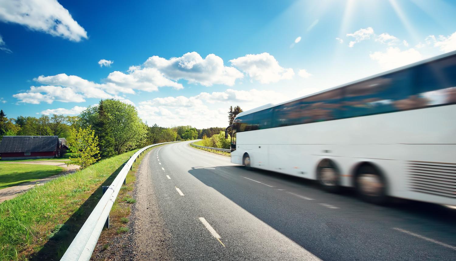 Autobuss vasarā brauc pa ceļu