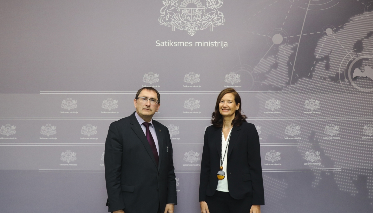 satiksmes ministrs un spānijas vēstniece