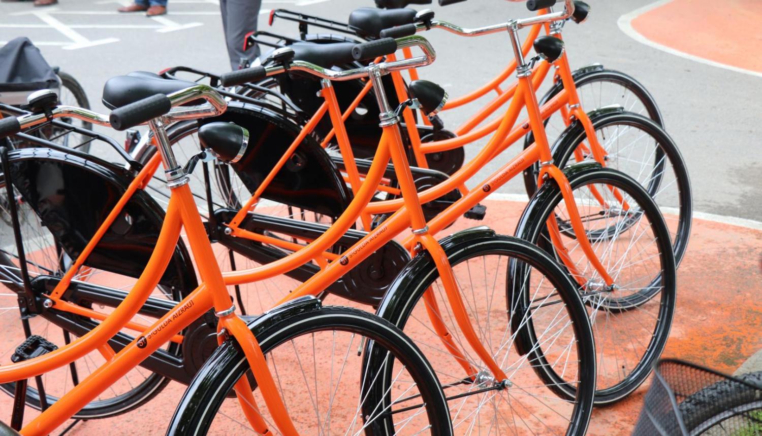 oranži velosipēdi Siguldas veloielas atklāšanas pasākumā