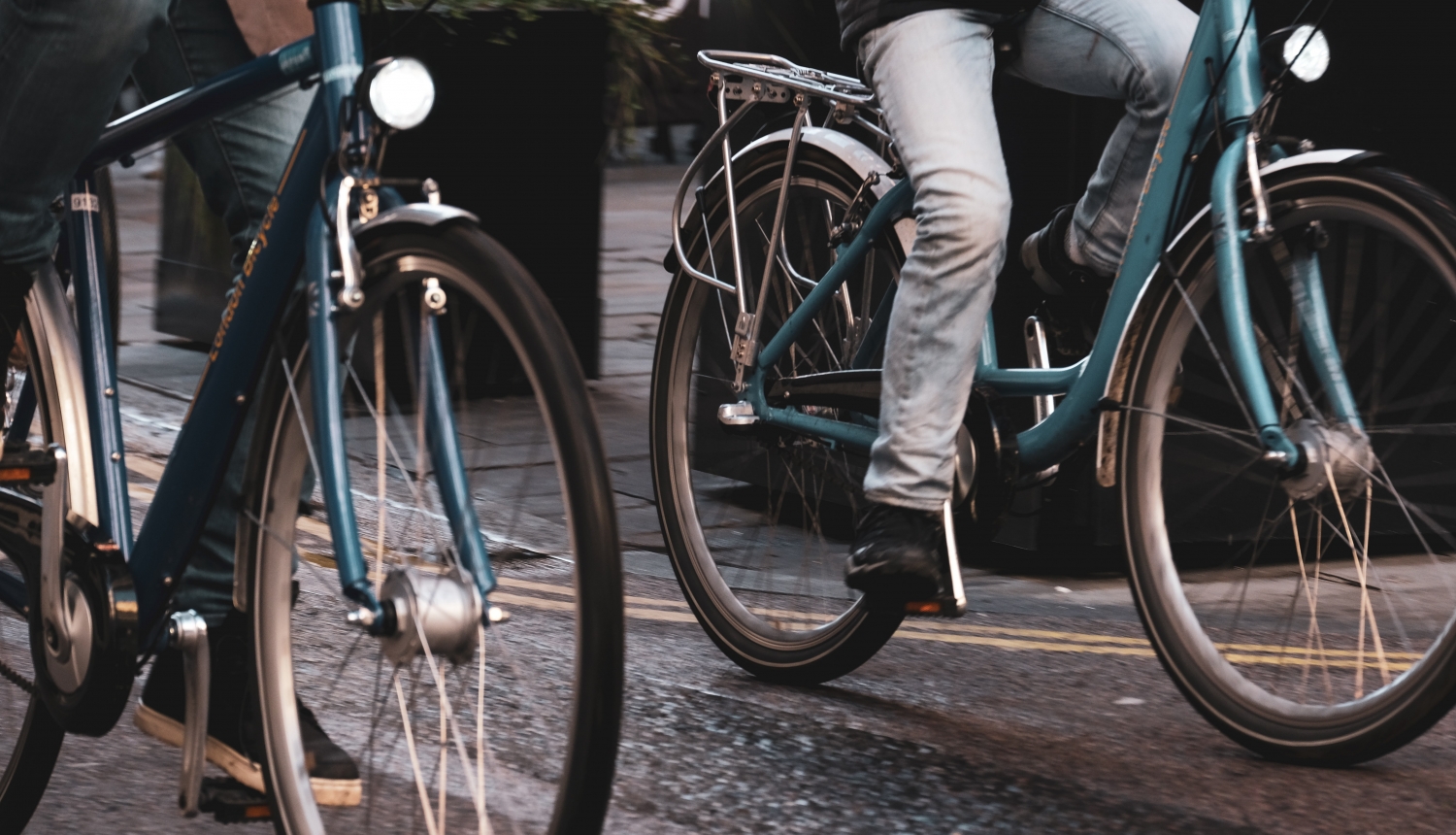 velosipēdisti ielās