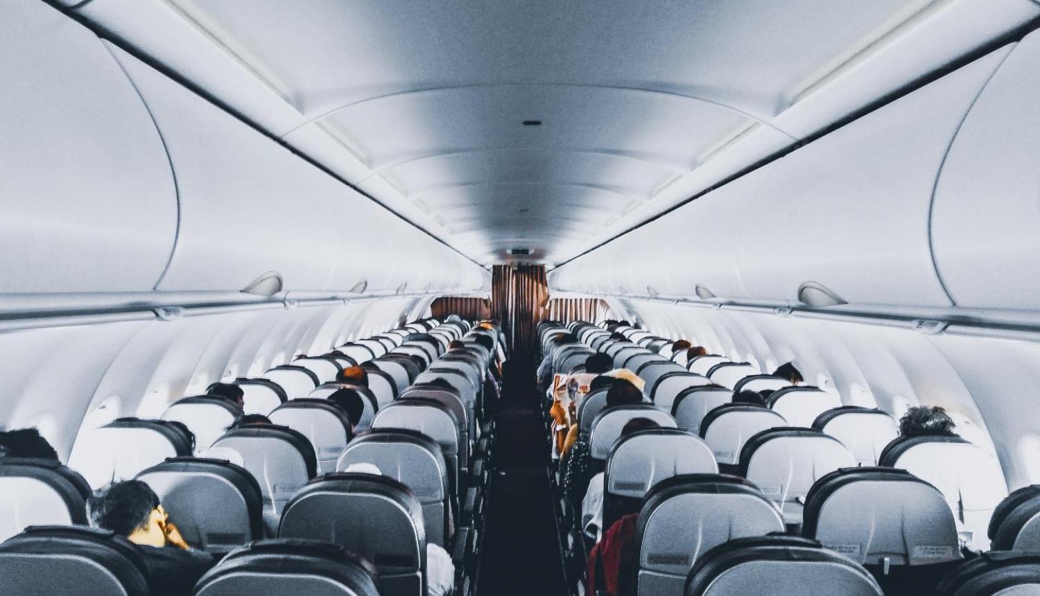 lidmašīnas salons ar pasažieru sēdvietām