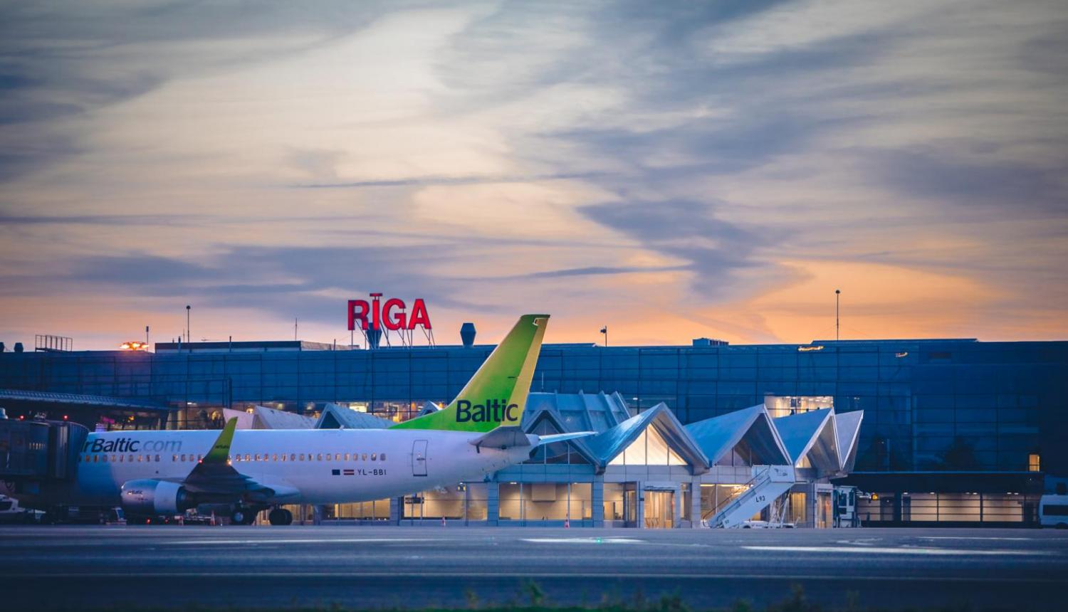 skats uz Rīgas lidostu pievakarē