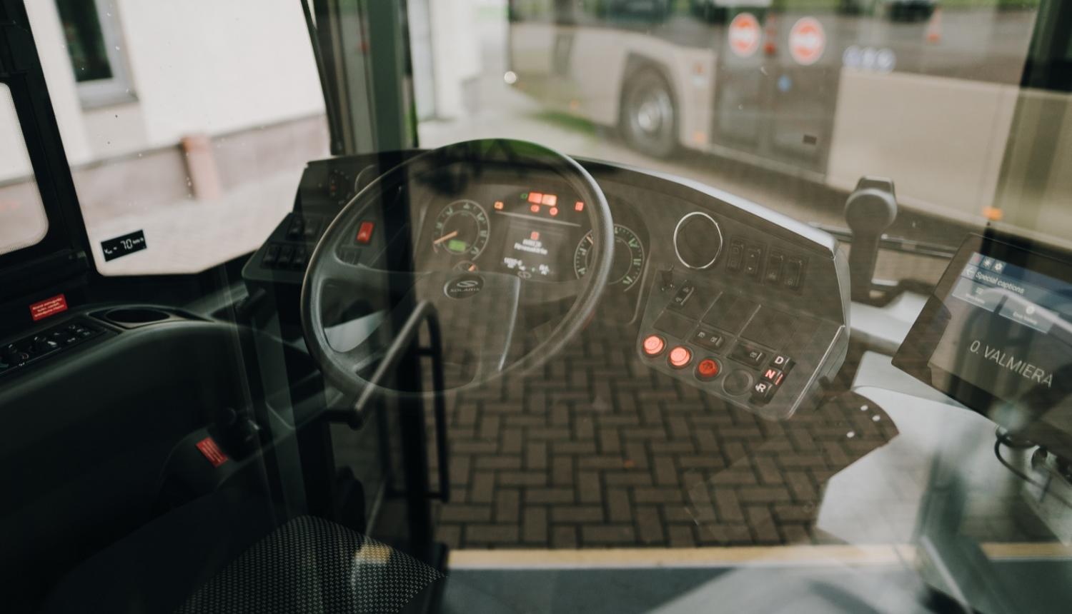 vadītāja vieta sabiedriskajā transportā, stikla atspulgs