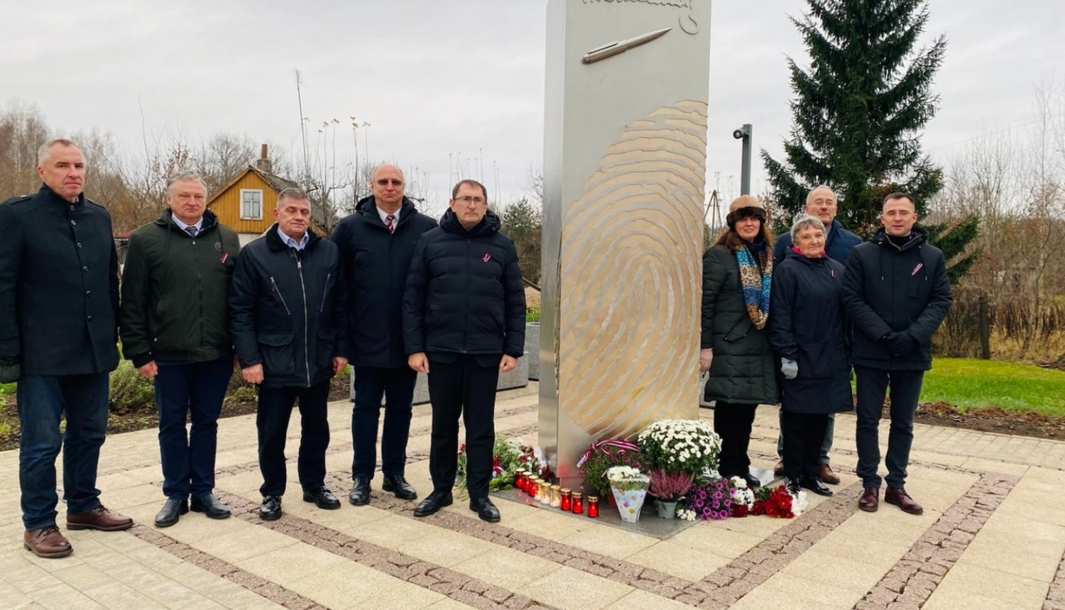 cilvēki pie Teodora Hermanovska pieminekļa