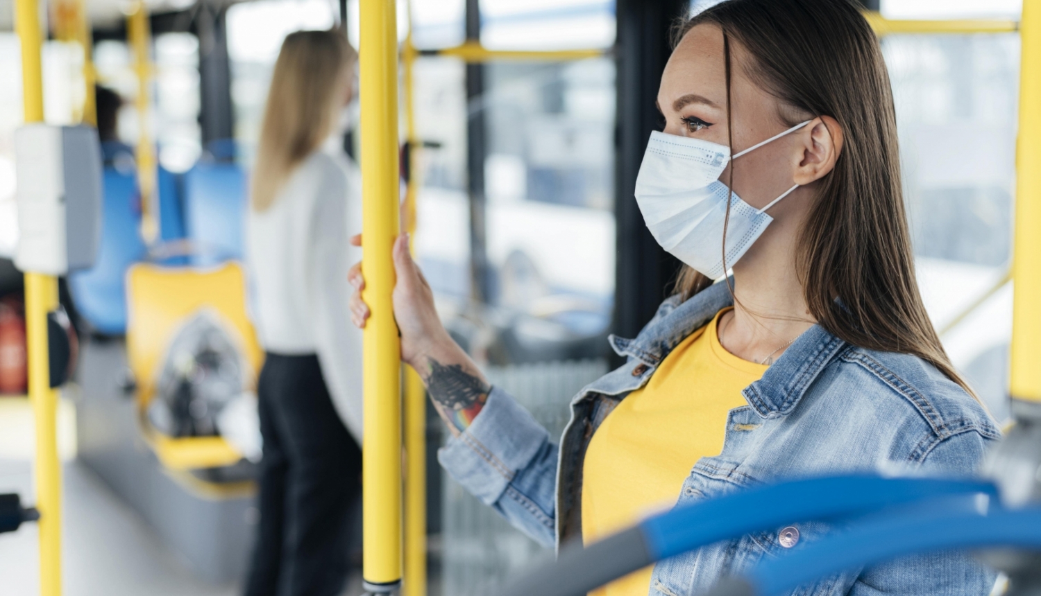 sieviete ar sejas masku sabiedriskajā transportā